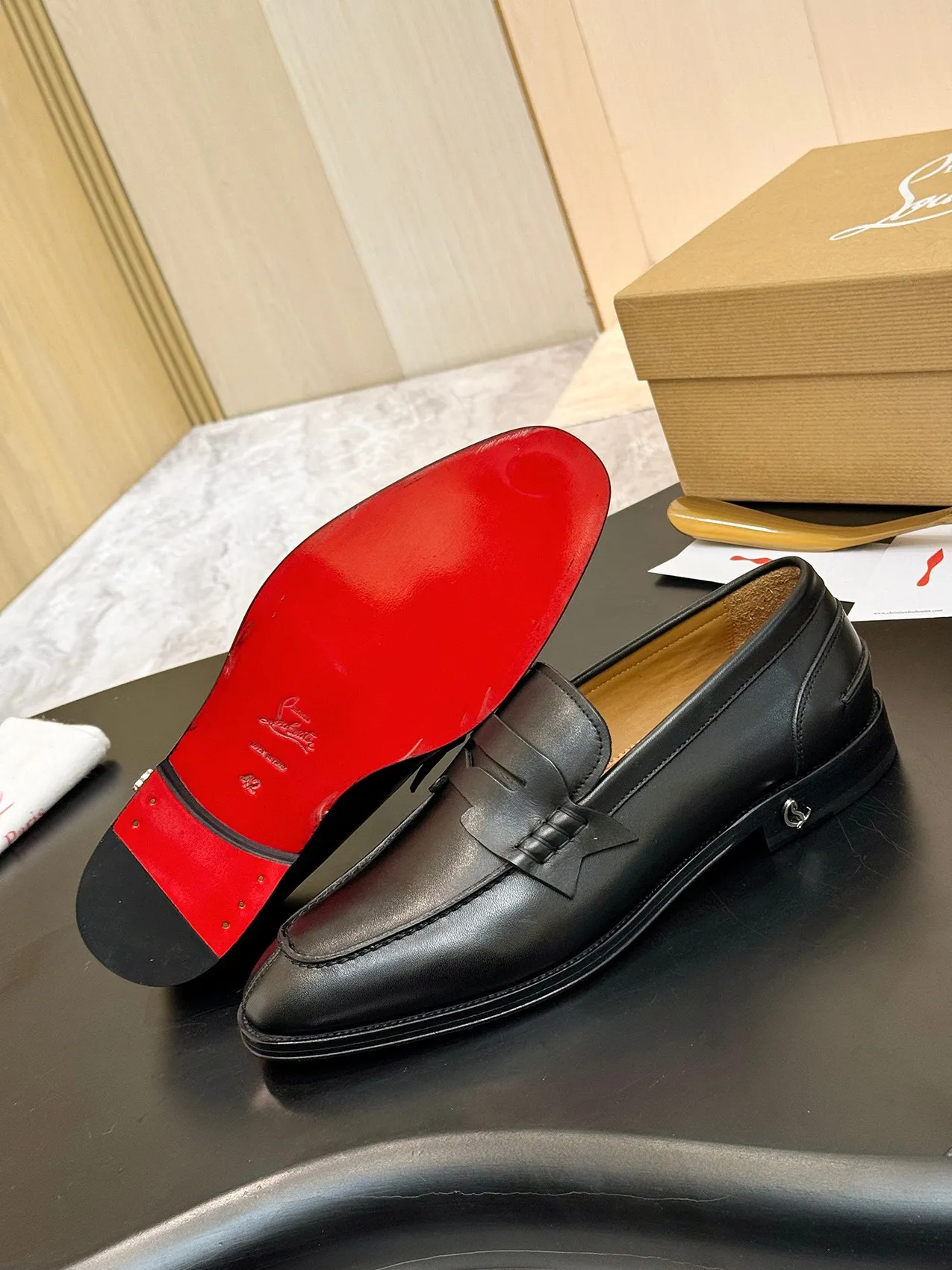 [CL red sole shoes] Top P: 1020💰 Size 39-44 (⚠️38.45.46.47 custom-made, non-returnable and non-exchangeable) 🆑High-end men's business formal leather shoes, original authentic top quality goods ••✅💯 Top original order purchasing agent! Original imported patterned cowhide ➕Imported cowhide lining ➕Cowhide feet ➕Original leather outsole~🉑️Feel free to compare the authentic ones!